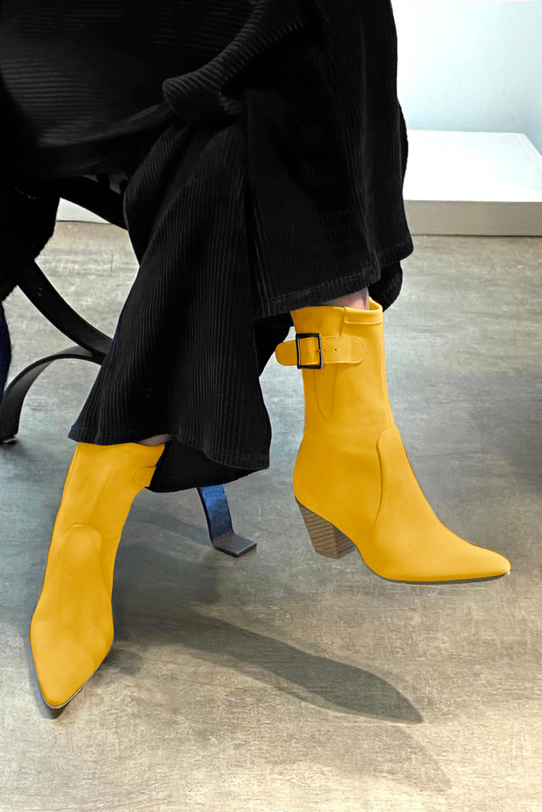 Yellow women's ankle boots with a zip on the inside. Tapered toe. Medium cone heels. Worn view - Florence KOOIJMAN